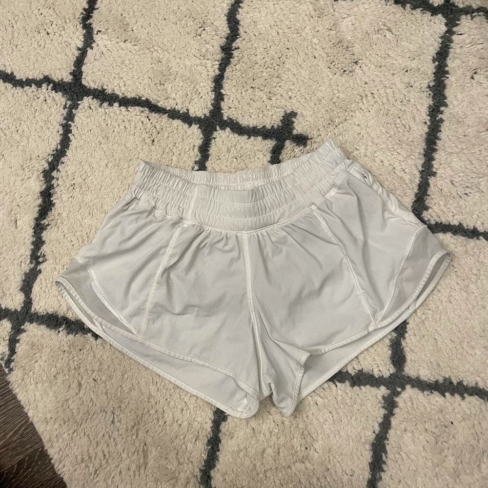 •lululemon hotty hot white shorts•
